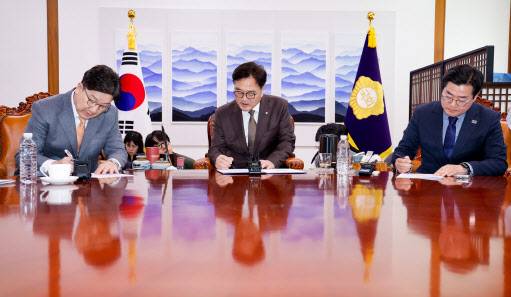 우원식 국회의장(가운데)과 국민의힘 권성동(왼쪽), 더불어민주당 박찬대 원내대표가 20일 서울 여의도 국회에서 연금개혁 관련 여야 합의문에 서명하고 있다. (사진=뉴스1)