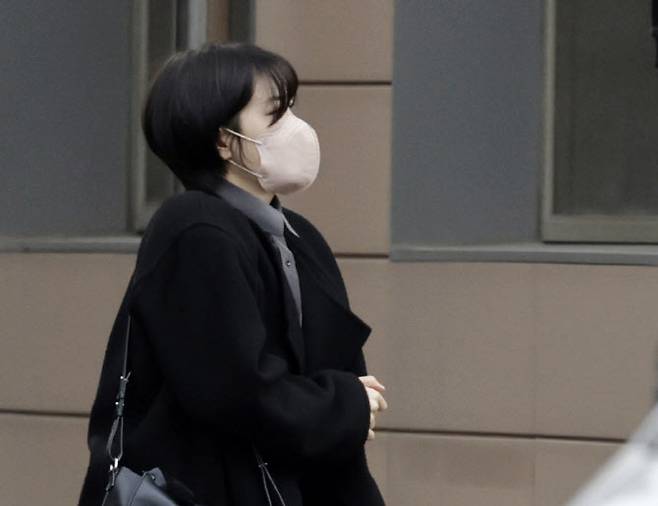 음주운전 및 불법 숙박업 운영 혐의로 불구속 기소된 문재인 전 대통령 딸 문다혜씨가 20일 오전 서울 마포구 서부지법에서 열린 첫 공판기일에 출석하고 있다. (사진=뉴시스)