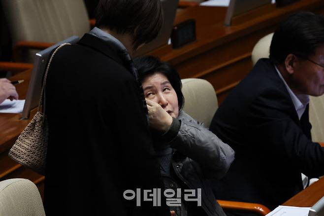 헌법재판소 앞에서 윤석열 대통령 파면 촉구 기자회견 도중 탄핵 반대 시위자가 던지 계란을 맞은 백혜련 더불어민주당 의원이 20일 오후 서울 여의도 국회에서 열린 제423회국회(임시회) 제2차 본회의 시작 전 의원들로부터 위로받고 있다.(사진=뉴시스)