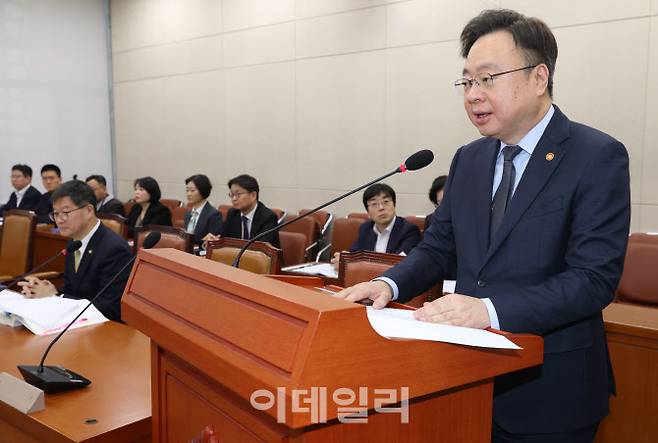 여야가 18년 만에 합의한 국민연금법 개정안이 국회 보건복지위원회를 통과했다. 조규홍 보건복지부 장관이 20일 서울 여의도 국회에서 열린 보건복지위원회 전체회의에서 발언을 하고 있다. (사진=노진환 기자)