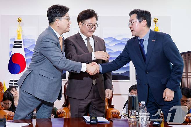 국민의힘 권성동(왼쪽), 더불어민주당 박찬대 원내대표가 20일 서울 여의도 국회에서 연금개혁 관련 여야 합의문을 발표한 뒤 악수하고 있다. 가운데는 우원식 국회의장. 2025.3.20/뉴스1 ⓒ News1 안은나 기자