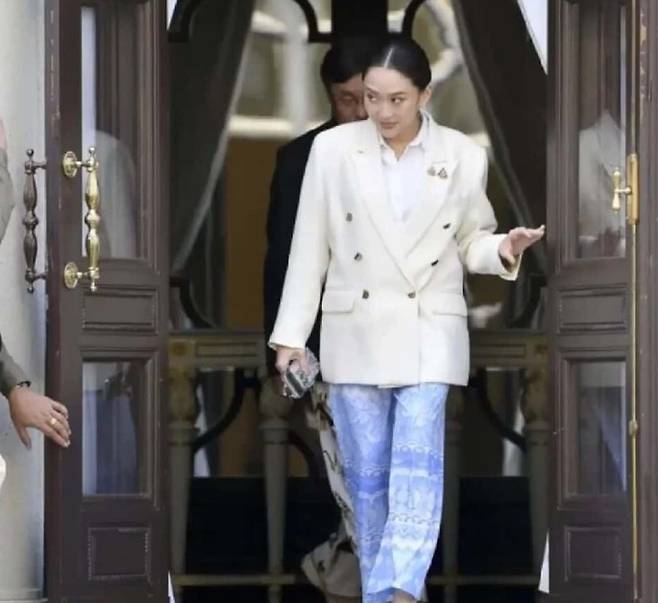 푸른색 코끼리 바지를 입은 패통탄 친나왓 태국 총리 (더타이거 갈무리)