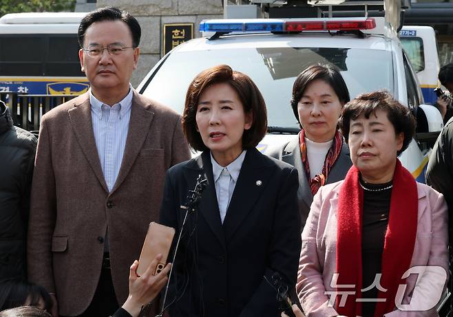 나경원 국민의힘 의원이 14일 오후 서울 종로구 헌법재판소 앞에서 릴레이 1인 시위를 앞두고 취재진 질문에 답하고 있다. 왼쪽부터 유상범, 나경원, 서명옥, 조배숙 의원. 2025.3.14/뉴스1 ⓒ News1 박세연 기자