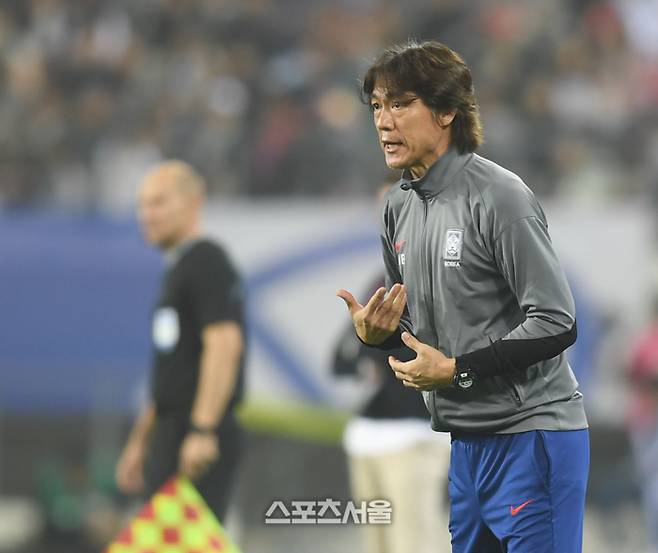 홍명보 감독이 15일 용인 미르스타디움에서 열린 2026 FIFA 북중미 월드컵 아시아 3차 예선 이라크와 경기에서 작전지시를 하고 있다.  2024. 10. 15. 용인 | 최승섭기자 thunder@sportsseoul.com