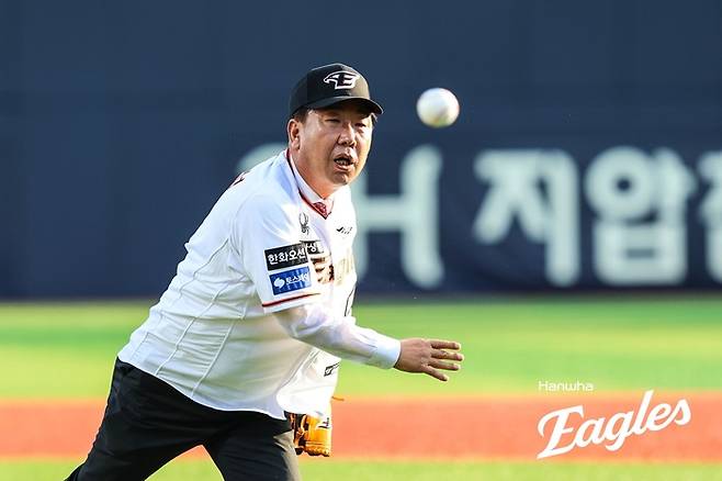 이범석 청주시장이 청주구장에서 시구를 하고 있다. 사진 | 한화 이글스