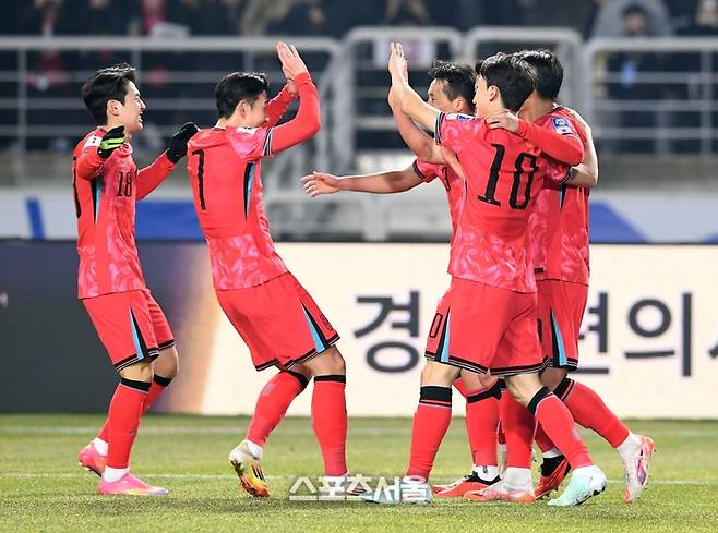 대한민국 축구대표팀 이강인(맨 왼쪽)과 손흥민(왼쪽 둘째)이 20일 고양종합운동장에서 열린 2026 북중미 월드컵 아시아지역 최종 예선 오만과의 경기에서 황희찬의 선제골에 기뻐하고 있다. 2025. 3. 20.  고양 | 박진업 기자 upandup@sportsseoul.com