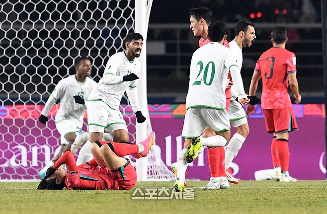 이강인(왼쪽 아래)이 오만과의 경기에서 부상을 당해 그라운드에 쓰러진 가운데 오만이 동점골을 터뜨리며 웃고 있다.