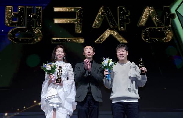 김가영(왼쪽)과 강동궁(오른쪽)이 19일 그랜드워커힐 서울 비스타홀에서 진행된 'PBA 골든큐 어워즈 2025'에서 뱅크샷상을 수상하고 있다. 가운데는 시상자 SK렌터카 장봉걸 단장. 사진┃PBA