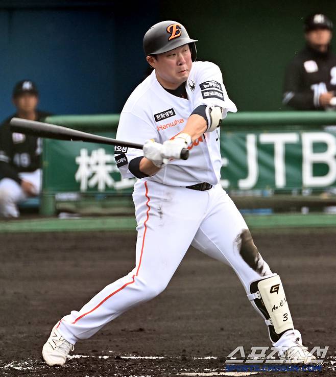 23일 일본 오키나와 이토만 니시자키 야구장에서 열린 한화 이글스와 지바 롯데 마린스의 연습경기, 한화 안치홍이 타격을 하고 있다. 오키나와(일본)=허상욱 기자 wook@sportschosun.com/2025.02.23/