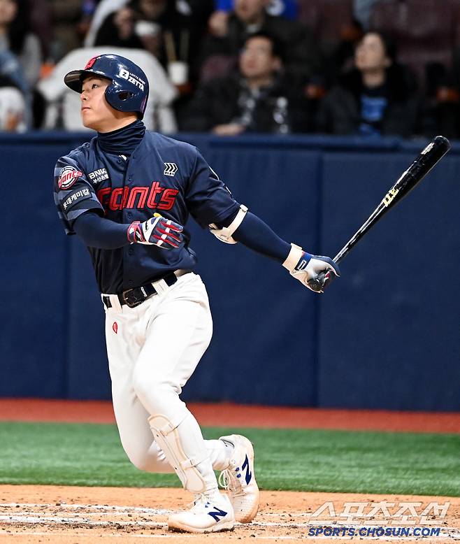 18일 고척스카이돔에서 열린 롯데와 키움의 시범경기, 4회초 1사 2,3루 롯데 한태양이 1타점 희생플라이를 치고 있다. 고척=허상욱 기자wook@sportschosun.com/2025.03.18/