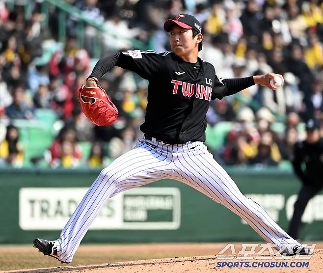 16일 인천SSG랜더스필드에서 열린 시범경기 LG와 SSG의 경기, LG 선발투수 손주영이 역투하고 있다. 인천=허상욱 기자wook@sportschosun.com/2025.03.16/