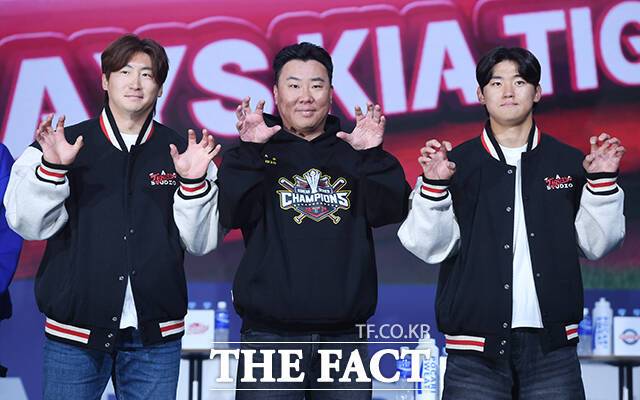 기아 타이거즈 나성범 선수와 이범호 감독, 김도영 선수(왼쪽부터).