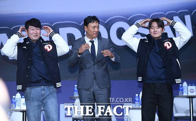 두산 베어스 양의지 선수와 이승엽 감독, 김택연 선수(왼쪽부터).