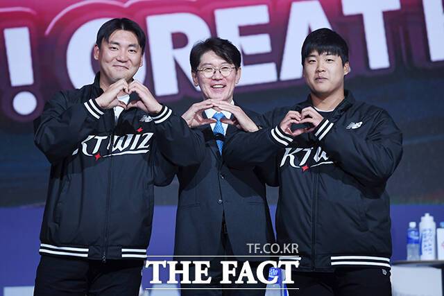 KT 위즈 장성우 선수와 이강철 감독 강백호 선수(왼쪽부터).