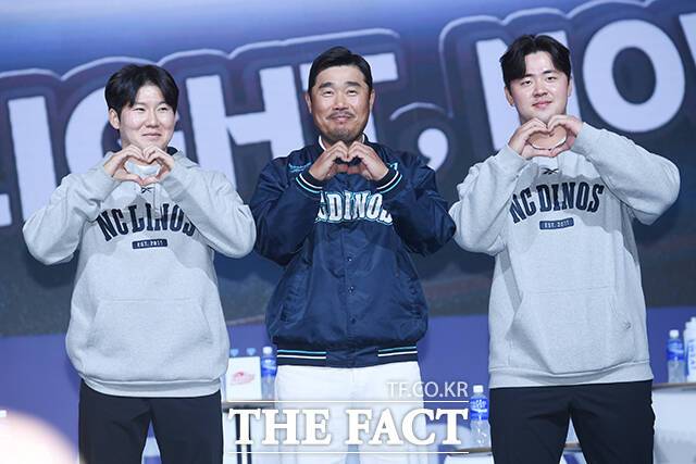 NC 다이노스 박민우 선수와 이호준 감독, 김형준 선수(왼쪽부터).