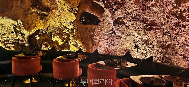 더엣지 동굴 컨셉의 '더 케이브 레스토랑'