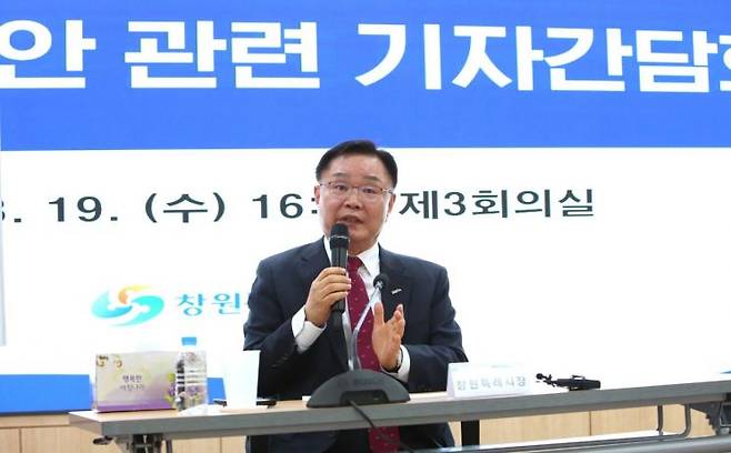 홍남표 경남 창원특례시장이 현안 관련 기자간담회에서 창원 액화수소플랜트사업 관련 질문에 답하고 있다. 이세령 기자