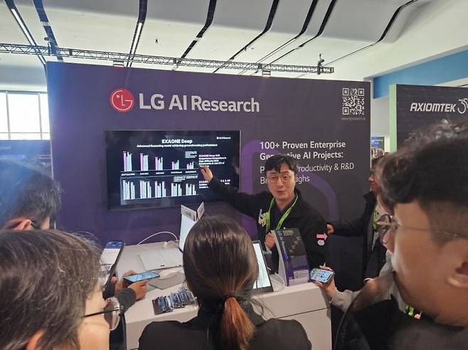 배경훈 LG AI연구원장은 18일(현지시간) 미국 새너제이에서 열린 'GTC 2025' LG AI연구원 부스에서 국내 첫 추론 AI '엑사원 딥'을 시연했다. 사진 박준이 기자