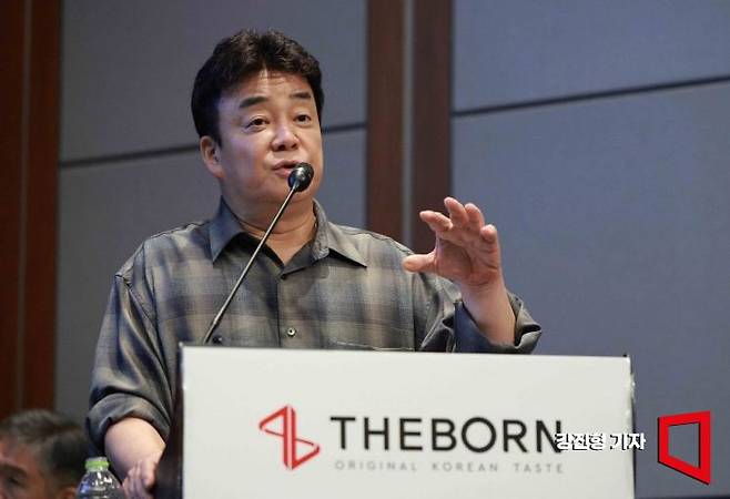 백종원 더본코리아 대표이사가 지난해 10월 28일 서울 영등포구 콘래드호텔에서 열린 더본코리아 기업설명회에 참석해 발표하고 있다. 강진형 기자