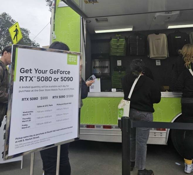 엔비디아가 GTC 2025 행사에서 'RTX 5090' GPU를 판매하고 있다. 사진=X 캡처