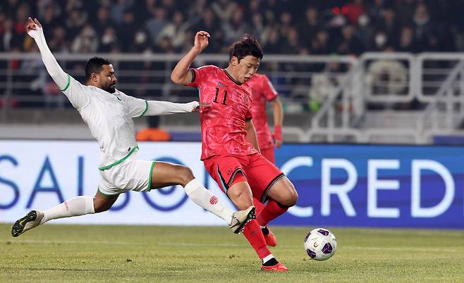 황희찬이 20일 고양종합운동장에서 열린 오만과 북중미 월드컵 아시아 3차 예선 7차전에서 선제골을 넣고 있다. /뉴스1