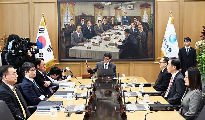 이창용 한국은행 총재가 지난 2월 서울 중구 한국은행 본관에서 열린 금융통화위원회 본회의에 개회를 선언하는 의사봉을 치고 있다. /뉴스1