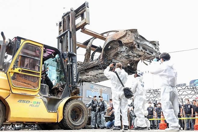 지게차가 차량을 실어 나르는 모습. /뉴스1