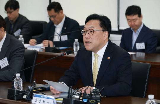 김병환 금융위원장이 20일 서울 종로구 정부서울청사에서 금융감독원, 예금보험공사 등 유관기관과 저축은행중앙회장 등 9개 저축은행 대표, 관련 전문가 등과 함께 저축은행 역할 제고 방안에 대해 논의했다. [금융위 제공]