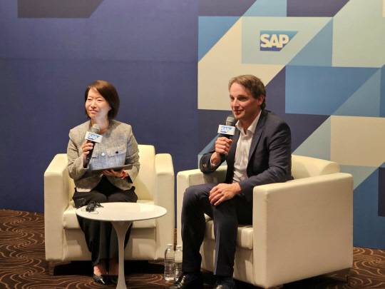 크리스찬 클라인(오른쪽) SAP CEO와 신은영 SAP코리아 대표가 20일 열린 'SAP 비즈니스 언리시드' 간담회에서 데이터 솔루션 및 AI에이전트 혁신에 관해 대담을 나누고 있다. 팽동현 기자