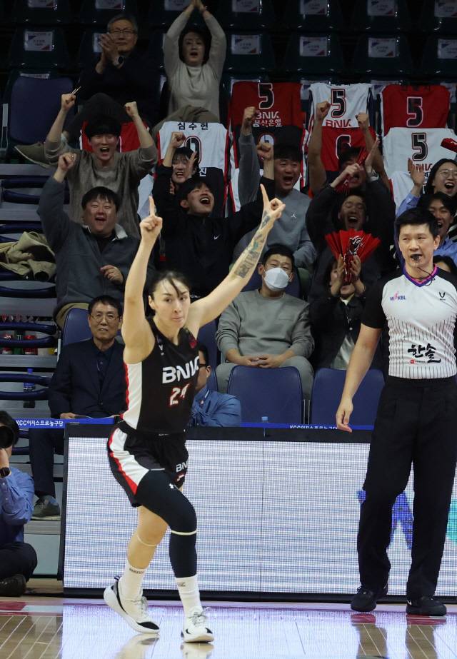 20일 부산 사직체육관에서 열린 하나은행 2024~2025여자프로농구 챔피언결정 3차전 부산 BNK 썸과 아산 우리은행 우리WON 경기에서 BNK 안혜지가 기선을 제압하는 3점 슛에 성공하자 세리머니하고 있다. [부산=연합뉴스]