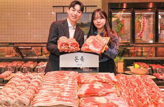 모델이 현대백화점 '셀렉티드 포크'를 홍보하고 있다.