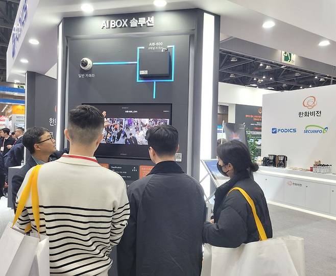 관람객들이 19일 고양 킨텍스에서 열린 '세계 보안 엑스포 2025' 한화비전 부스를 찾아 인공지능(AI) 박스 솔루션을 체험하고 있다. 사진=이동혁 기자