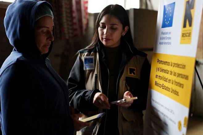 국제구조위원회 직원이 멕시코 강제 이주민에게 AI 기반 디지털 플랫폼 '사인포스트'를 활용해 필수 정보를 제공하고 있다. 국제구조위원회 제공