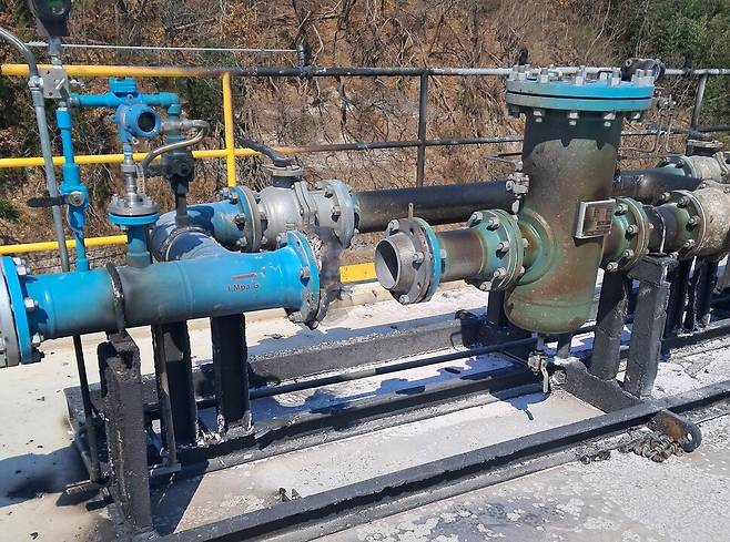 20일 울산 남구 롯데에스케이에너루트 수소연료전지 발전소 공사 현장에서 폭발 사고가 나 작업자 2명이 다쳤다. 울산소방본부 제공