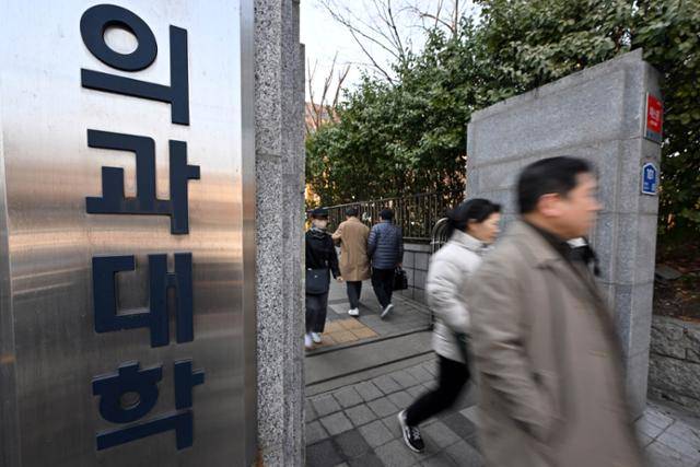 전국 40개 의과대학 총장들이 긴급회의를 열고 의대생들의 집단 휴학계를 모두 반려하기로 합의한 19일 서울의 한 의과대학에서 시민들이 이동하고 있다. 박시몬 기자