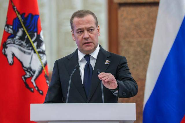 드미트리 메드베데프 러시아 국가안보회의 부의장이 지난달 21일 러시아 모스크바의 전승기념관에서 열린 참전자와의 만남 현장에서 발언하고 있다. 모스크바=타스 연합뉴스