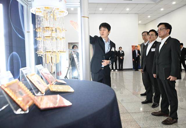 최상목(맨 오른쪽) 대통령 권한대행 부총리 겸 기획재정부 장관이 유상임(오른쪽 두 번째) 과학기술정보통신부 장관과 함께 12일 오후 대전 유성구 한국표준과학연구원에서 양자전략위원회 출범식 시작 전 관계자에게 양자컴퓨터에 대한 설명을 듣고 있다. 기재부 제공