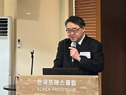 대한치주과학회 민경만 홍보부위원장이 20일 한국프레스센터에서 열린 ‘제17회 잇몸의 날’ 기념 기자간담회에서 발표를 진행하고 있다. / 사진 = 전종보 기자