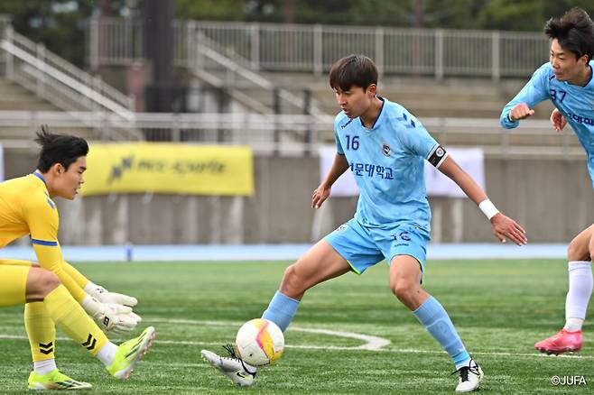 제3회 덴소컵 한일 대학 축구 1, 2학년 챔피언십에 나선 선문대 선수단. 송호(16번)가 볼을 지키고 있다. 사진=일본대학축구연맹