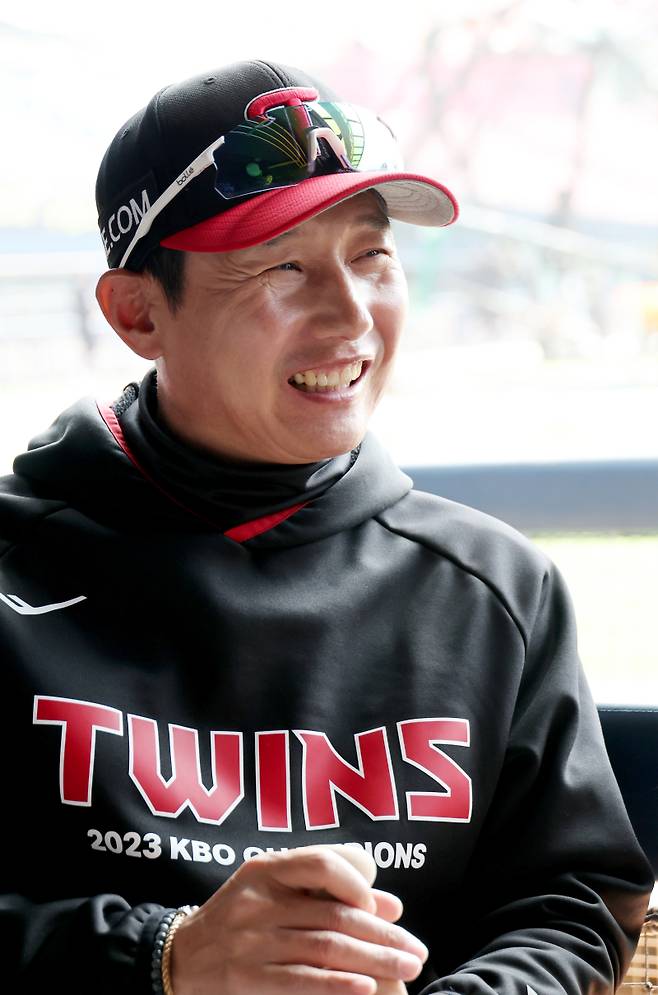 LG트윈스와 한화이글스의 2024 프로야구 시즌 공식 개막경기가 열리는 23일 오후 서울 잠실야구장에서 경기 전 염경엽 LG감독이 취재진과 인터뷰를 하고 있다. 잠실=김민규 기자 mgkim1@edaily.co.kr /2024.03.23/