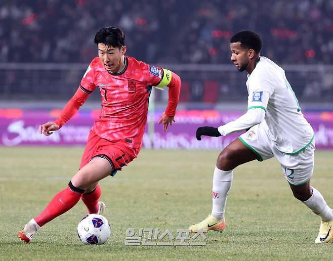 2026 FIFA 북중미 월드컵 아시아지역 3차 예선 B조 조별리그 7차전 대한민국과 오만의 경기가 20일 오후 경기 고양시 고양종합운동장에서 열렸다. 전반 손흥민이 드리블로 상대 수비를 따돌리고 있다. 고양=김민규 기자 mgkim1@edaily.co.kr /2025.03.20/