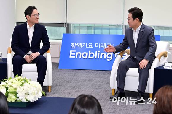 이재명 더불어민주당 대표(오른쪽)와 이재용 삼성전자 회장이 20일 서울 강남구 삼성 청년 소프트웨어 아카데미(SSAFY)에서 열린 청년 취업 지원을 위한 현장 간담회에서 환담을 나누고 있다. [사진=정소희 기자]