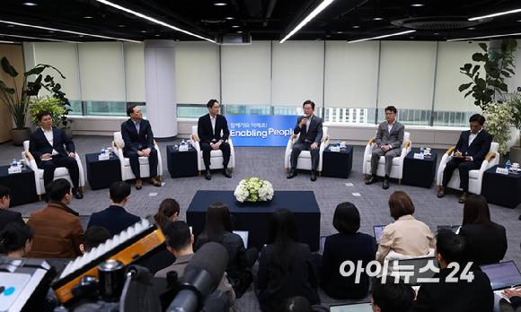 이재명 더불어민주당 대표(오른쪽)와 이재용 삼성전자 회장이 20일 서울 강남구 삼성 청년 소프트웨어 아카데미(SSAFY)에서 열린 청년 취업 지원을 위한 현장 간담회에서 환담을 나누고 있다. [사진=정소희 기자]