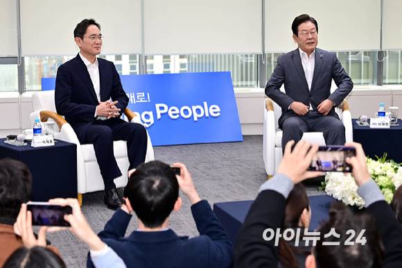 이재명 더불어민주당 대표(오른쪽)와 이재용 삼성전자 회장이 20일 서울 강남구 삼성 청년 소프트웨어 아카데미(SSAFY)에서 열린 청년 취업 지원을 위한 현장 간담회에서 환담을 나누고 있다. [사진=정소희 기자]