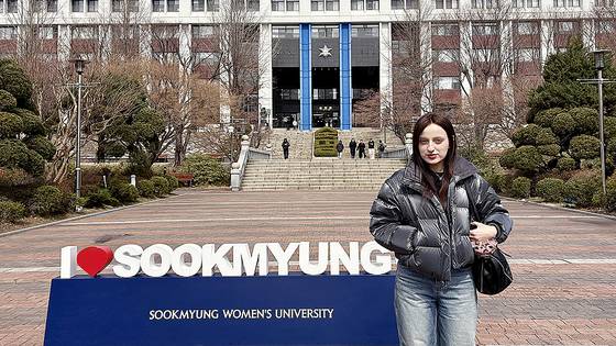 올해 숙명여대 학부에 처음으로 입학한 우크라이나 국적의 유학생 솔로니첸코 베로니카(25)가 17일 오후 서울 용산구 숙명여대 순헌관 앞에 서 있다. 이아미 기자