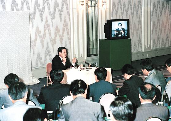 지난 1993년 6월 7일 독일 프랑크푸르트 캠핀스키호텔에서 이건희 삼성그룹 회장이 ‘프랑크푸르트 선언’을 하고 있다. 사진=삼성전자