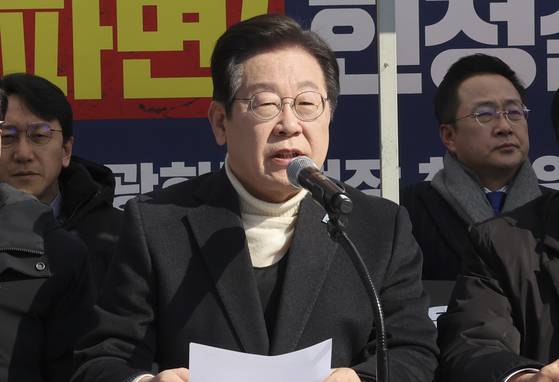 이재명 더불어민주당 대표가 지난 19일 서울 종로구 경복궁역 부근 광화문 민주당 천막농성장에서 열린 현장 최고위원회의에서 모두 발언하고 있다. 임현동 기자