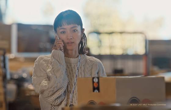 '라스트 마일' 속 관동지사 센터장 후나도 엘레나(미쓰시마 히카리, 사진)는 소비자를 위한다는 제1원칙에 헌신적이다. '긍정 에너지'를 뿜어내지만 비밀스러운 구석이 있는 엘레나는 극 후반으로 갈수록 새로운 모습을 보여준다. 사진 블루라벨픽쳐스