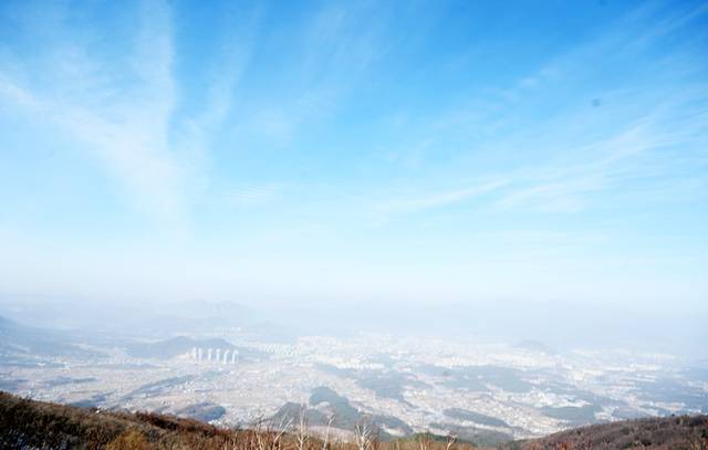 ▲ 강원지역에 초미세먼지 나쁨을 보인 지난 13일 파란 하늘 아래 춘천 대룡산에서 바라본 도심이 뿌옇게 보이고 있다. 김정호