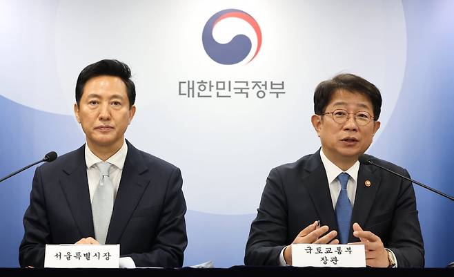 박상우 국토교통부 장관(오른쪽)과 오세훈 서울시장이 19일 서울 종로구 정부서울청사에서 주택시장 안정화 방안 브리핑을 하고 있다. 사진=뉴스1